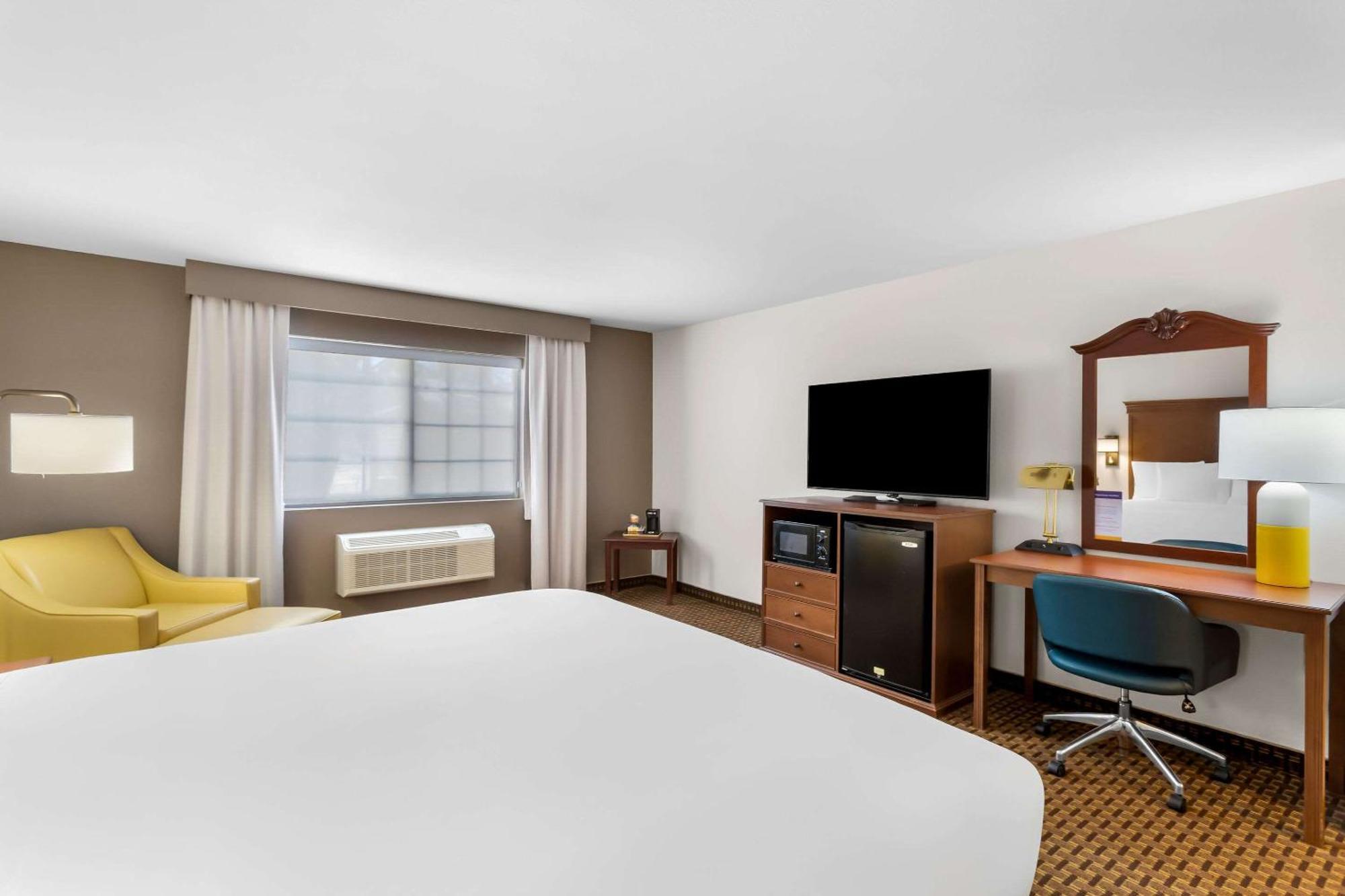 เรด ไลออน อินนื แอนด์ สวีท ซูซานวิลล์ Hotel ภายนอก รูปภาพ