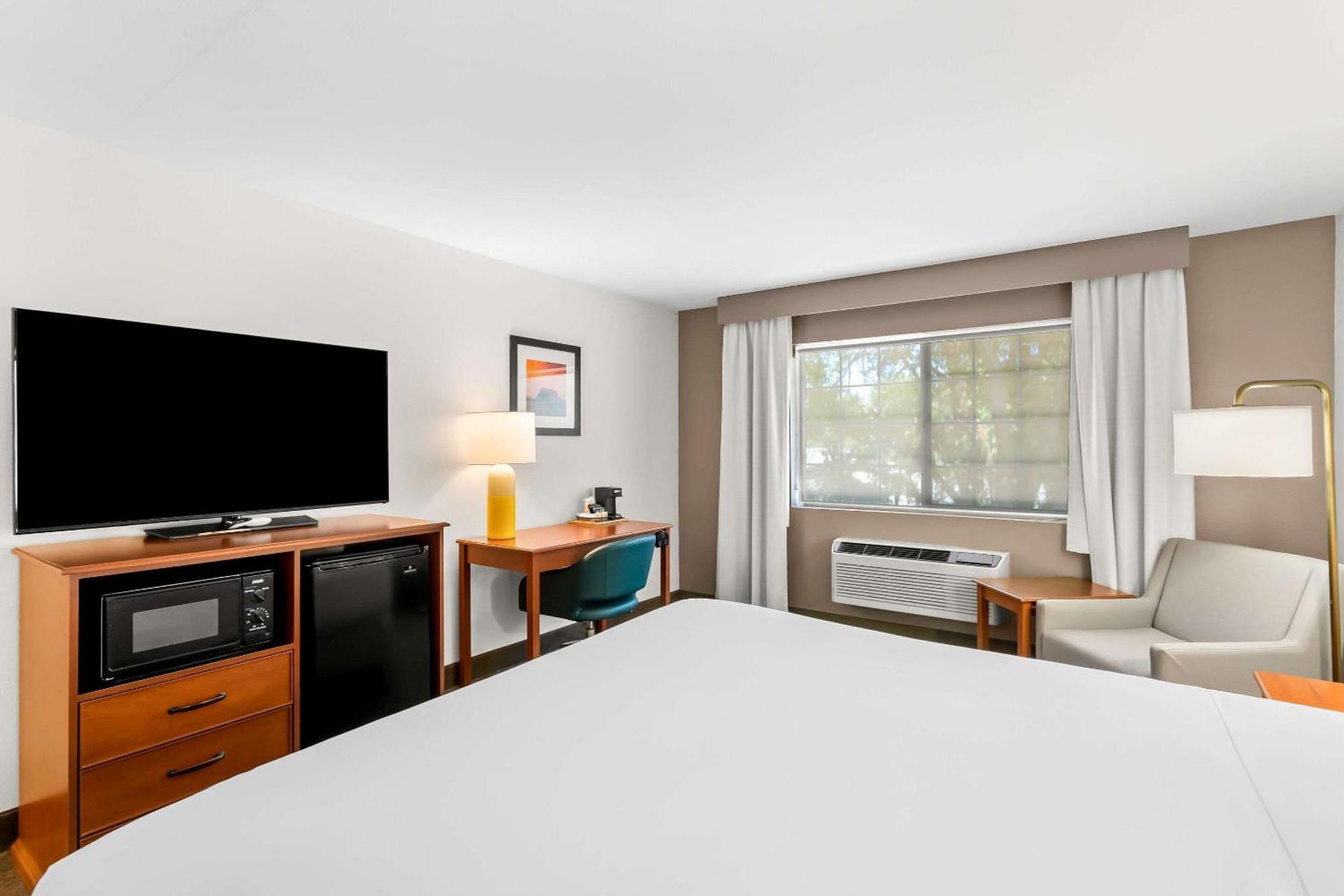 เรด ไลออน อินนื แอนด์ สวีท ซูซานวิลล์ Hotel ภายนอก รูปภาพ