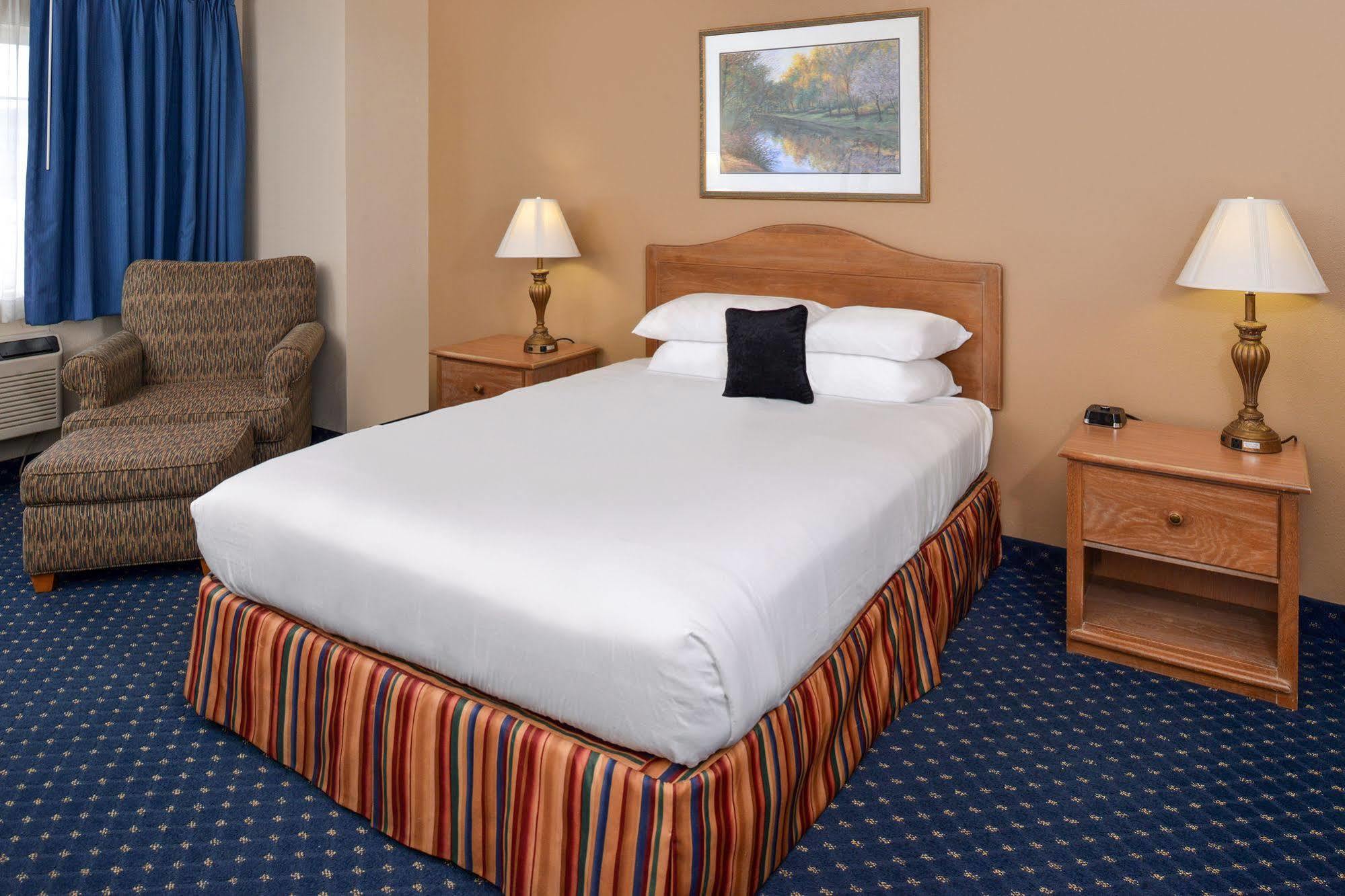 เรด ไลออน อินนื แอนด์ สวีท ซูซานวิลล์ Hotel ภายนอก รูปภาพ